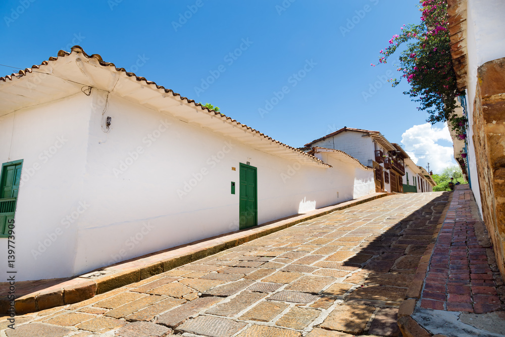 Φωτογραφία Street view of a steep hill in the Colonial town of Barichara in Colomiba