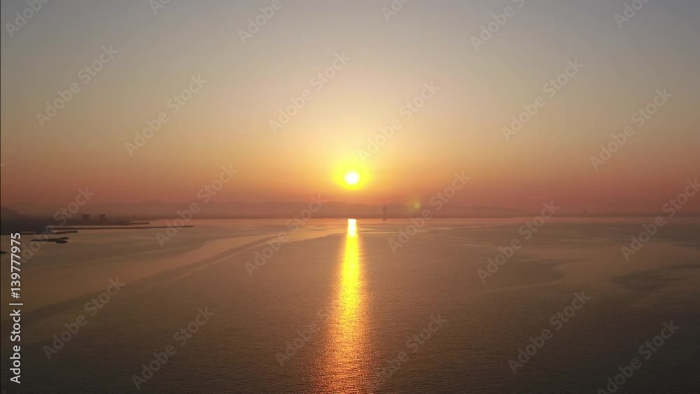 日本の早朝、海の日の出