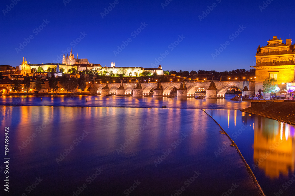 Obraz premium 夕暮れのプラハ城