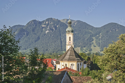 Lenggries mit der Pfarrkirche St. Jakob und dem Brauneck im Hintergrund