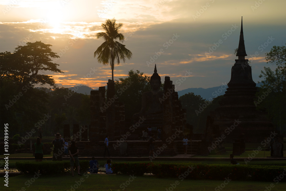 Obraz premium Evening twilight in Park of Sukhothai, Thailand