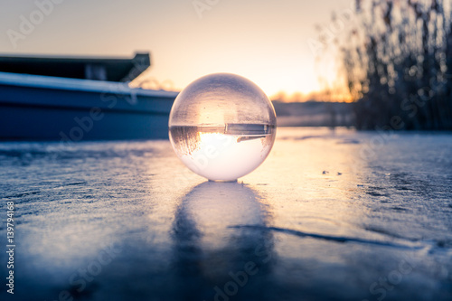 Glaskugel im Sonnenuntergang am Mühlensee in Oberkrämer Deutschland