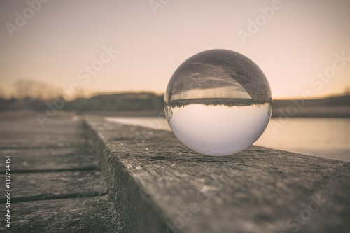 Glaskugel im Sonnenuntergang am Mühlensee in Oberkrämer Deutschland