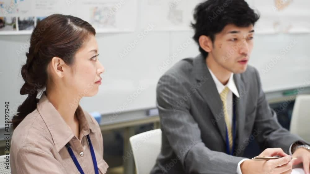 会議・打ち合わせのイメージ（ビジネス・上司・部下・2人）ズームアウト