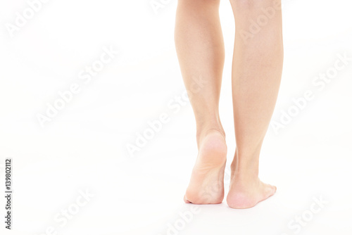 女性の足