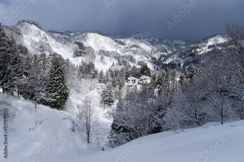 雪に埋もれた家屋と山々 © tetsusan