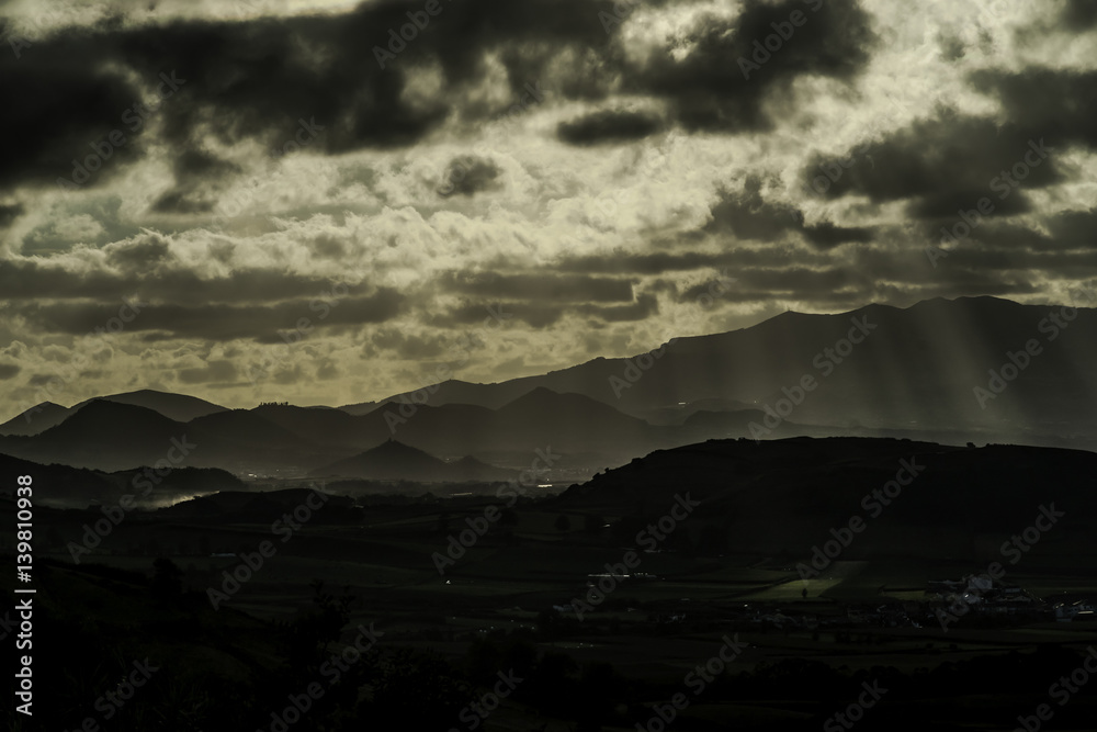 Bergpanorama auf den Azoren im Abendlicht
