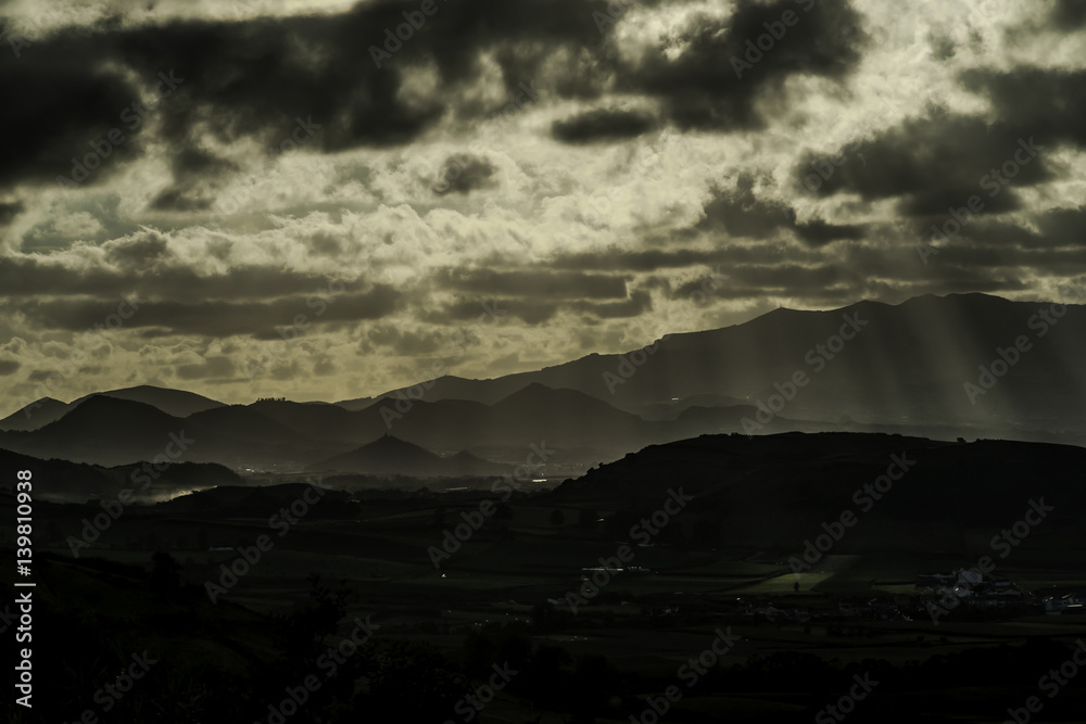 Bergpanorama auf den Azoren im Abendlicht
Bergpanorama auf den Azoren im Abendlicht