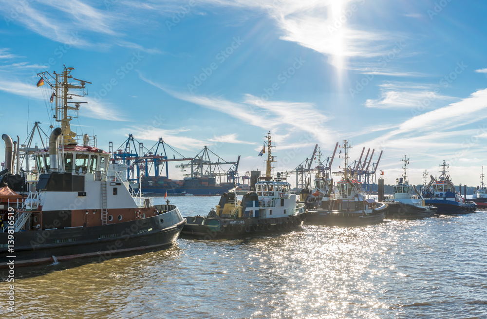 Schlepper in Hamburg auf der Elbe Schlepper in Hamburg auf der Elbe