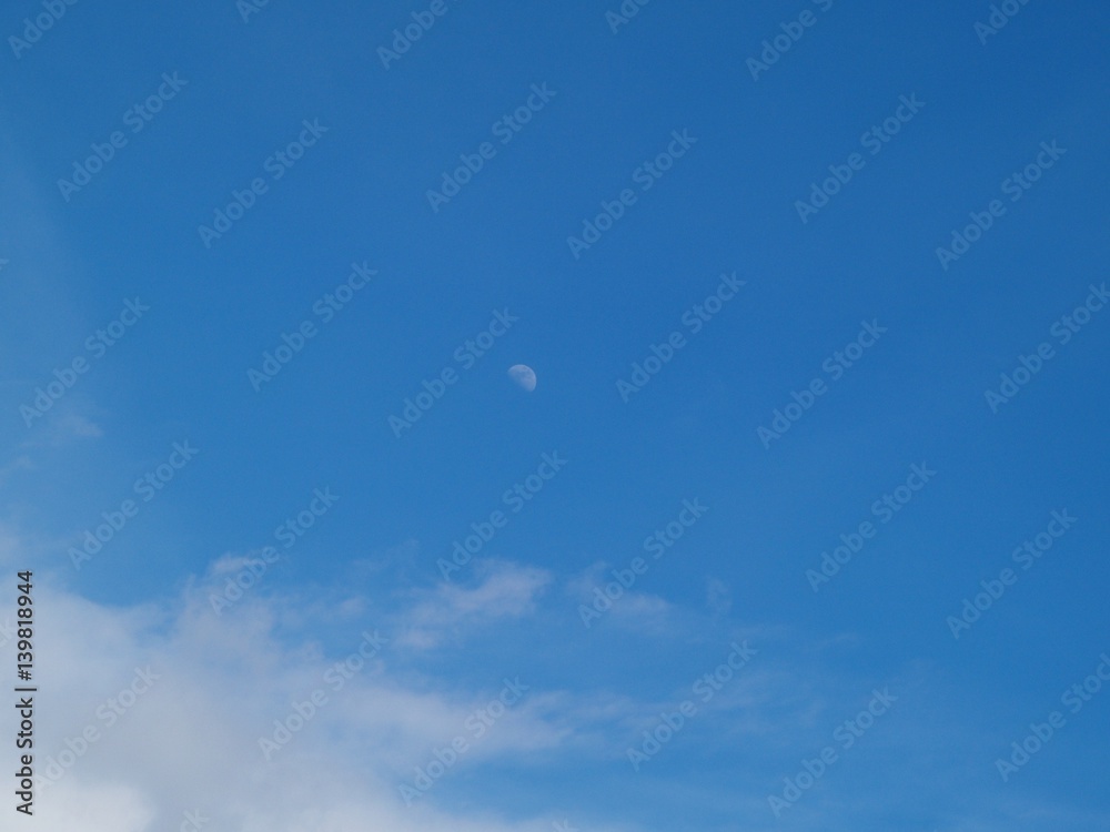 雲と月