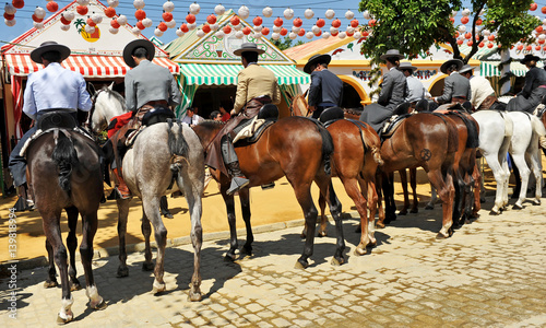 A caballo en la feria de Sevilla, España