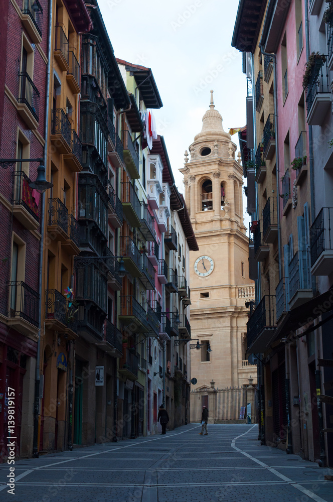 Paesi Baschi, Spagna: i vicoli di Pamplona, la città della festa di San Fermin con la sua corsa dei tori, con la Cattedrale sullo sfondo 