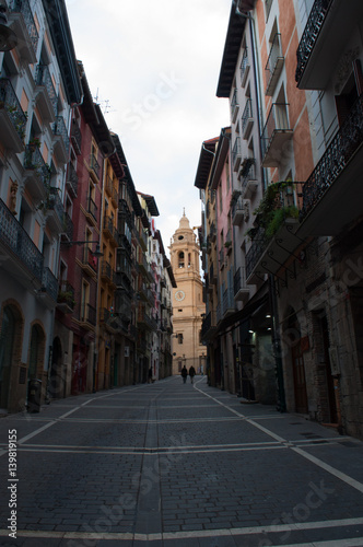 Paesi Baschi, Spagna: i vicoli di Pamplona, la città della festa di San Fermin con la sua corsa dei tori, con la Cattedrale sullo sfondo 