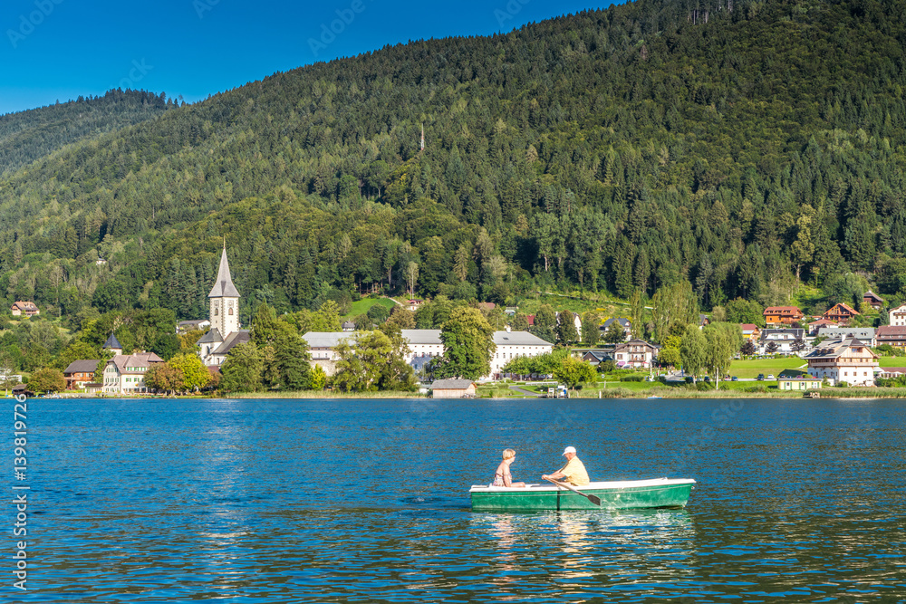 Ruderboot vor Ossiach am Ossiacher See in Kärnten Österreich