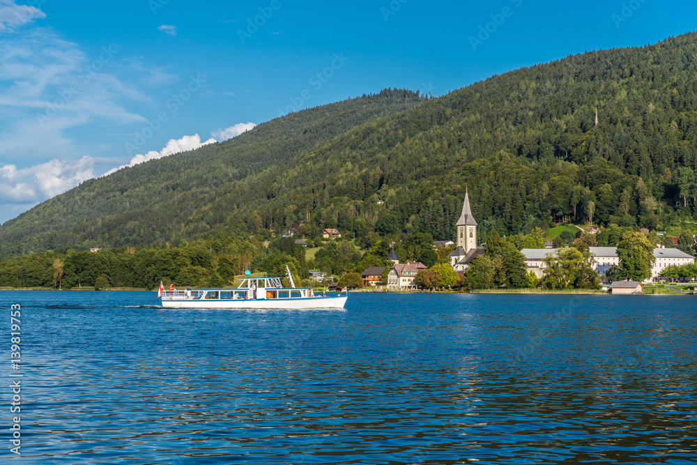 Ossiach am Ossiacher See in Kärnten mit Ausflugsdampfer