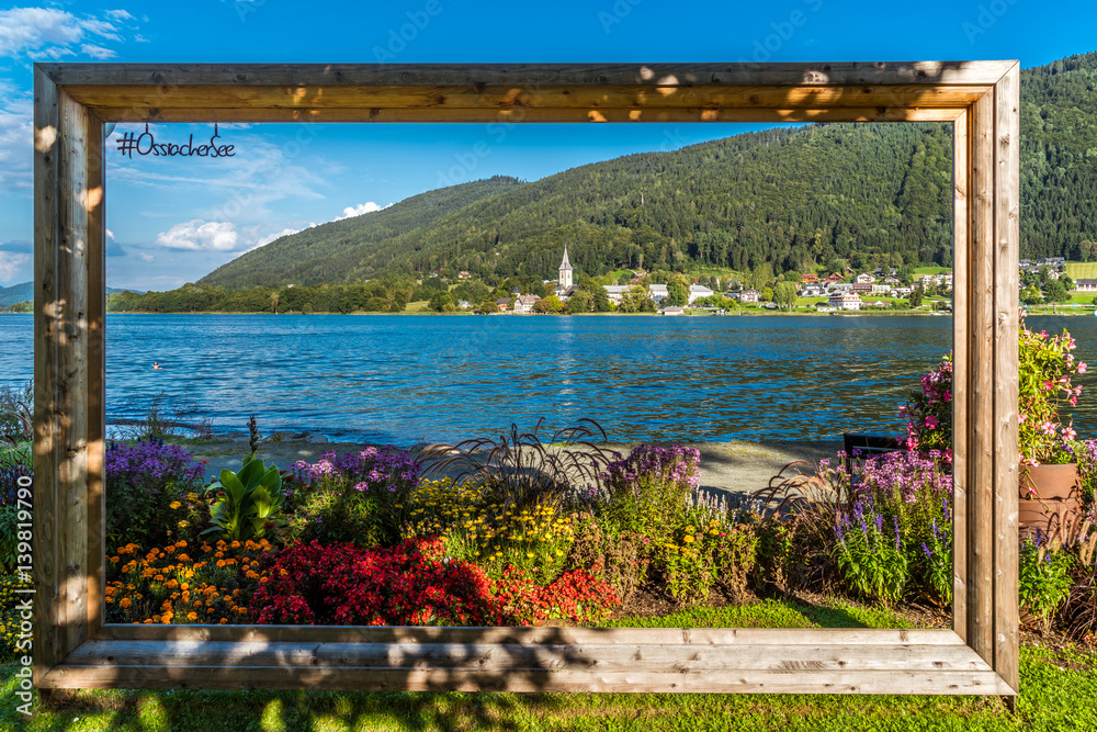 Fototapeta premium Ossiach am Ossiacher See in Kärnten mit Bilderrahmen