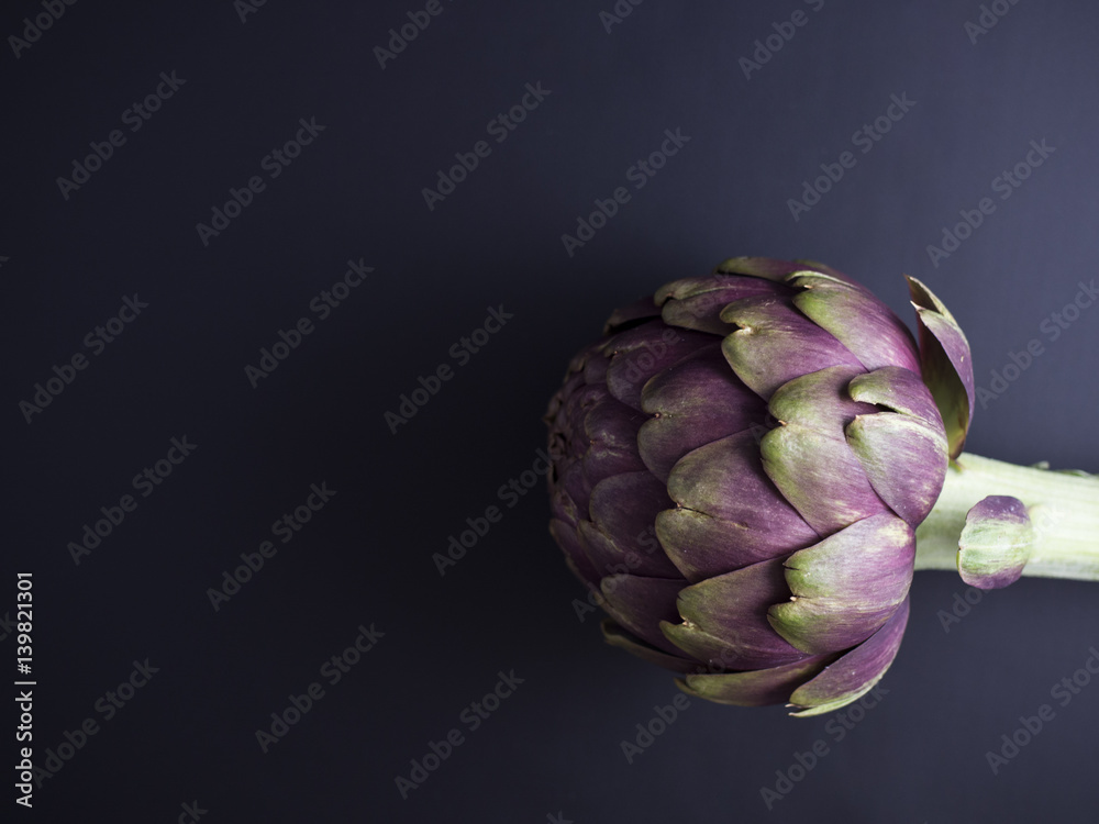 Obraz premium Fresh globe artichoke isolated on dark background