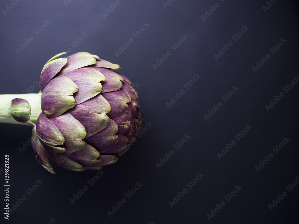 Obraz premium Fresh globe artichoke isolated on dark background