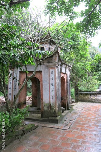 Fototapeta Naklejka Na Ścianę i Meble -  Petite pagode dans un jardin