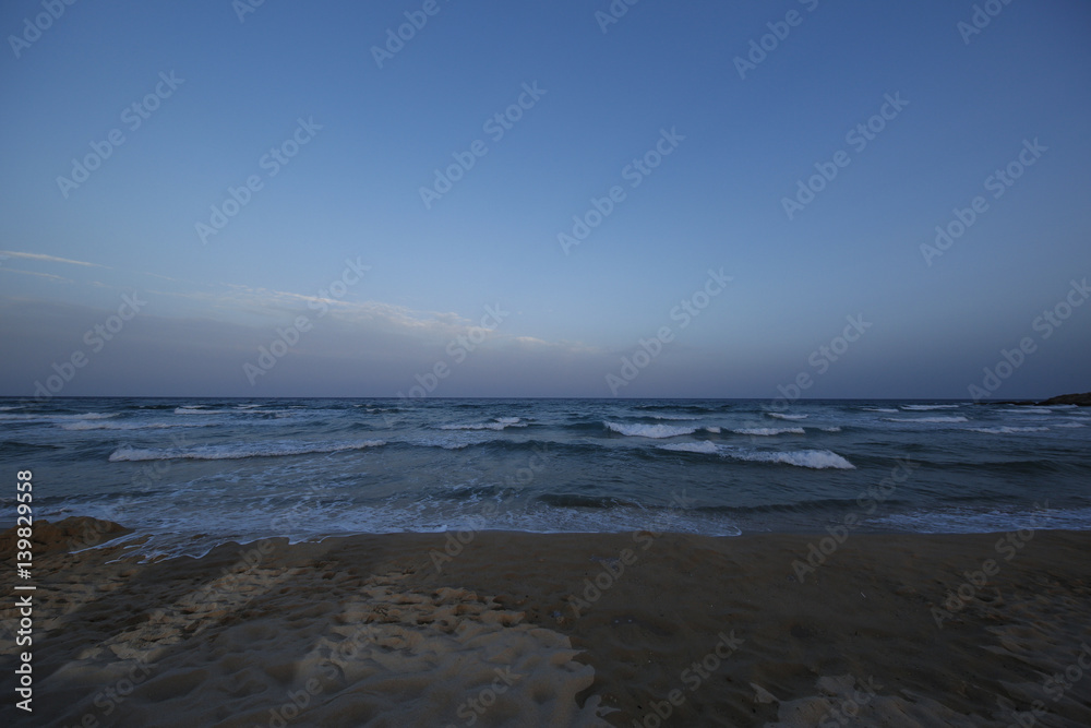 Cielo blu nell'ora successiva al tramonto poco prima della notte su mare e spiaggia