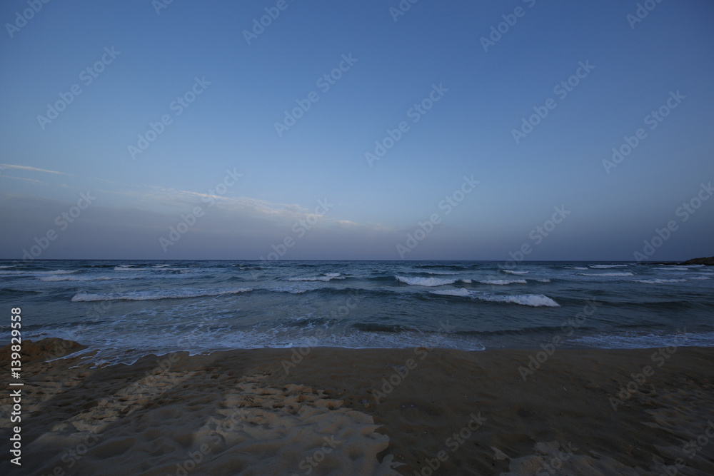 Cielo blu nell'ora successiva al tramonto poco prima della notte su mare e spiaggia Cielo blu nell'ora successiva al tramonto poco prima della notte su mare e spiaggia