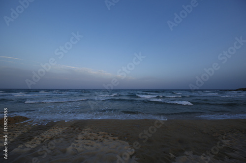 Cielo blu nell ora successiva al tramonto poco prima della notte su mare e spiaggia