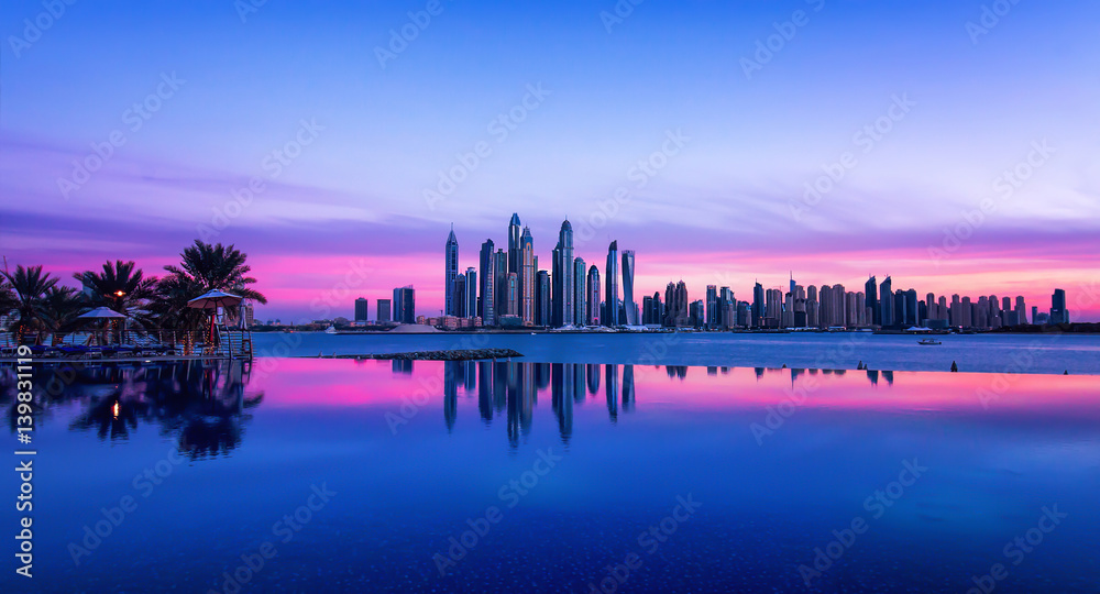 Fototapeta premium Panoramę Dubaju w niebieskiej godzinie