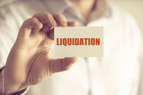 Foto Businessman holding LIQUIDATION message card