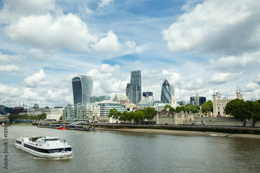 Obraz premium London Business District, with boat on the Thames