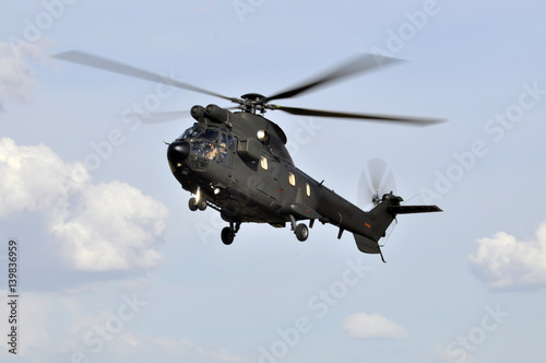 Helicóptero de transporte Super Puma photo
