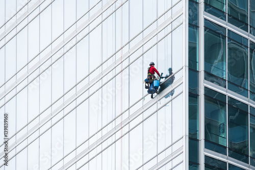 Bild auf Leinwand laver vitre ménage immeuble escalade alpiniste tour building skyscraper suspendu