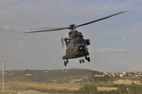 Helicóptero Super Puma despegando
