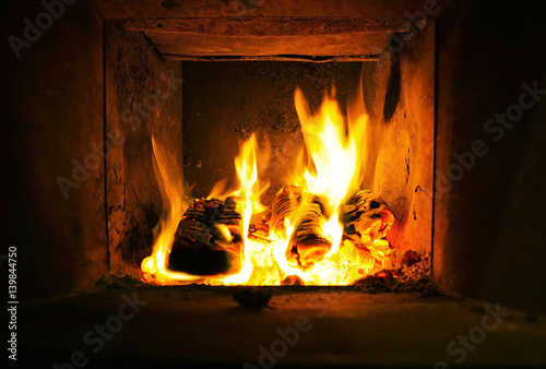 Burning wood in the oven