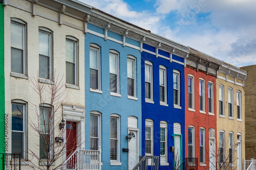 Foto Colorful row houses on Howard Street, in Old Goucher, Baltimore, Maryland