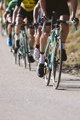 Wandcirkels Fietsen Groep wielrenners in volle race  © juananbarros