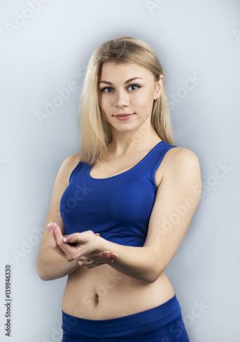 Sportswoman measures the heart rate beats 2