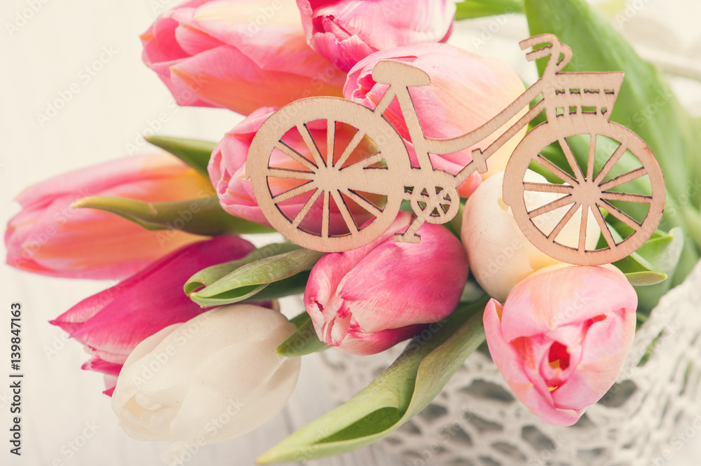 Obraz premium Bouquet of pink tulips, wooden bike