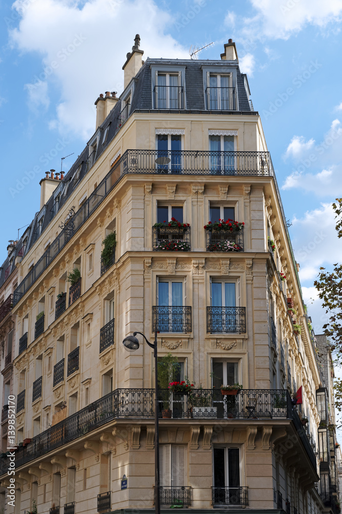 Paris,immeuble d'angle