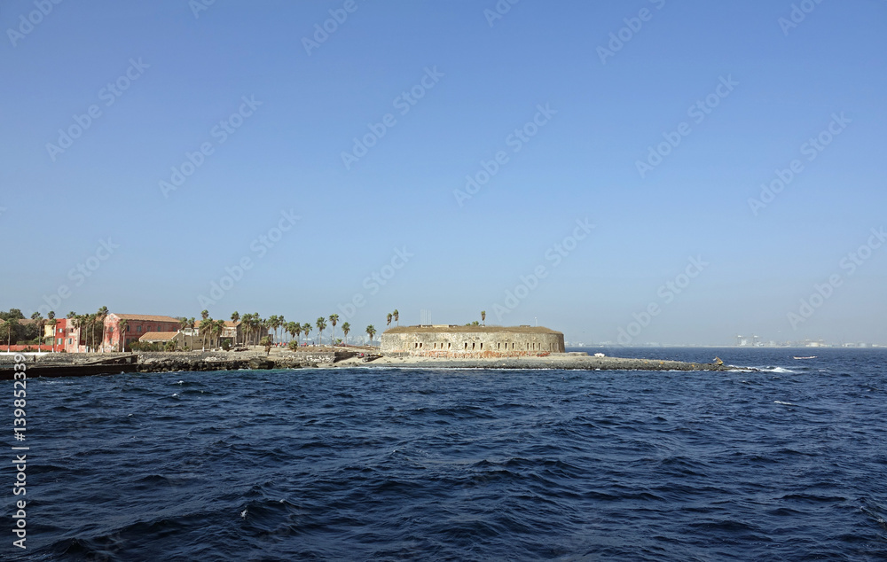 Ile de Gorée au Sénégal avec Dakar en fond