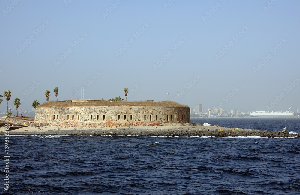 Ile de Gorée au Sénégal avec Dakar en fond