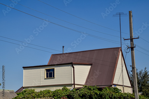 Detached house with a roof made of steel sheets.