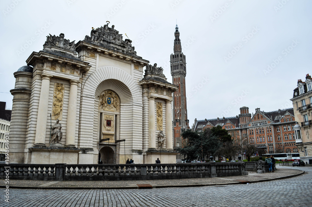 Fototapeta premium Passage de Paris et Beffroi de Lille
