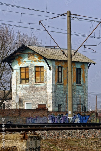 Старый дом возле железной дороги photo