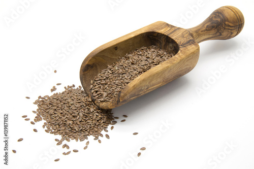 Foto Flaxseeds in wooden scoop