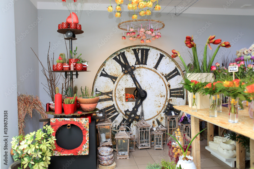 Ogromny stary zegar w kwiaciarni. - obrazy, fototapety, plakaty 
