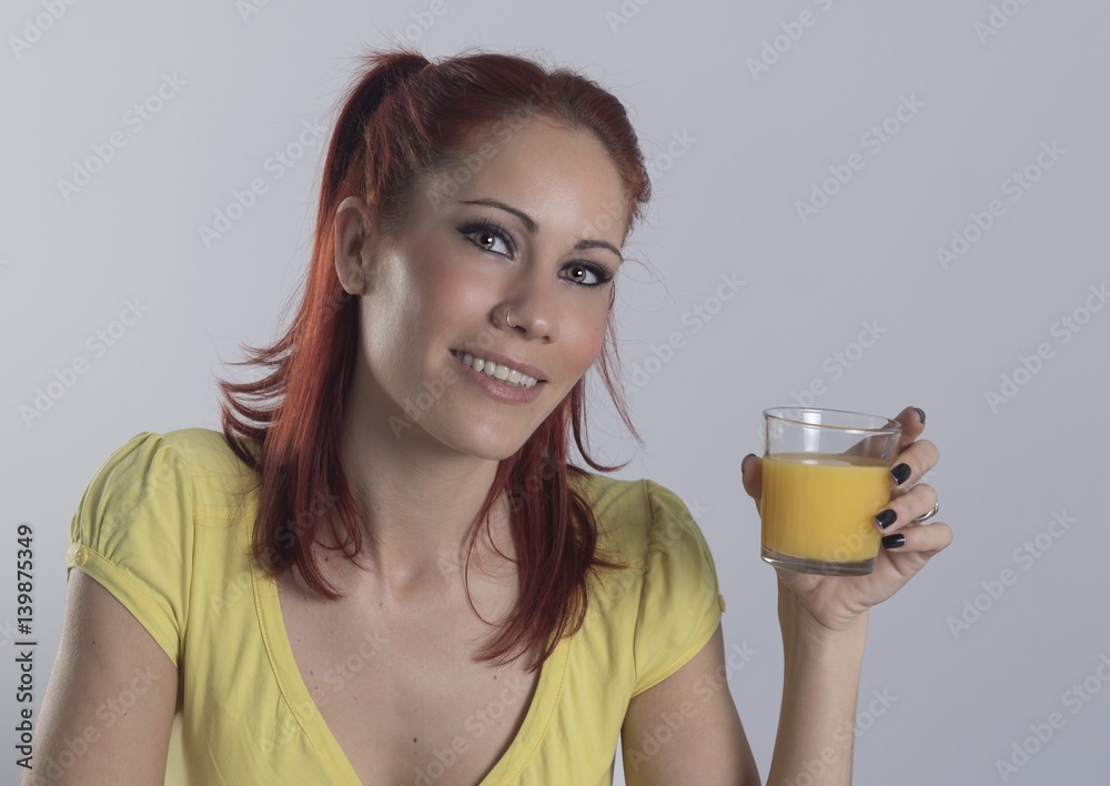Mujer feliz tomando zumo Mujer feliz tomando zumo