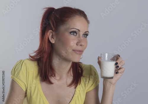 Bella mujer tomando un vaso de leche