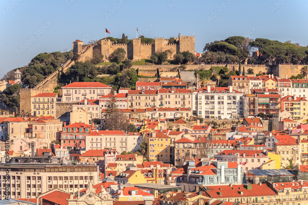 Vista do centro de Lisboa com o castelo em fundo