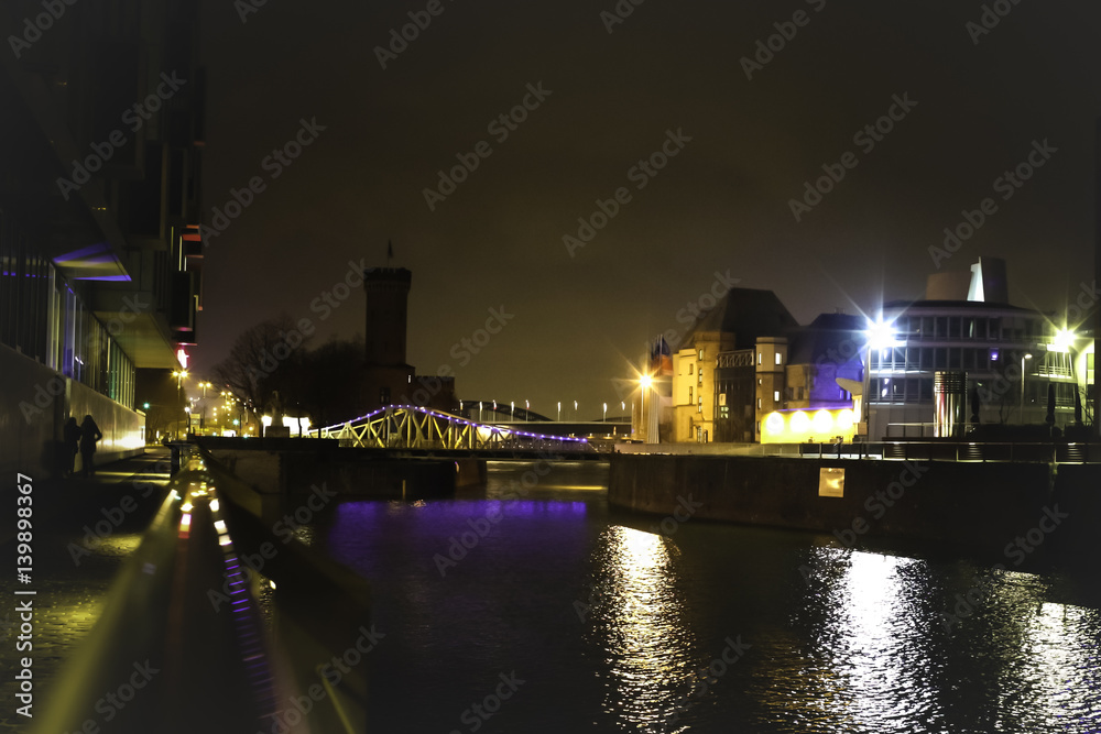 Rheinauhafen in Köln bei Nacht
