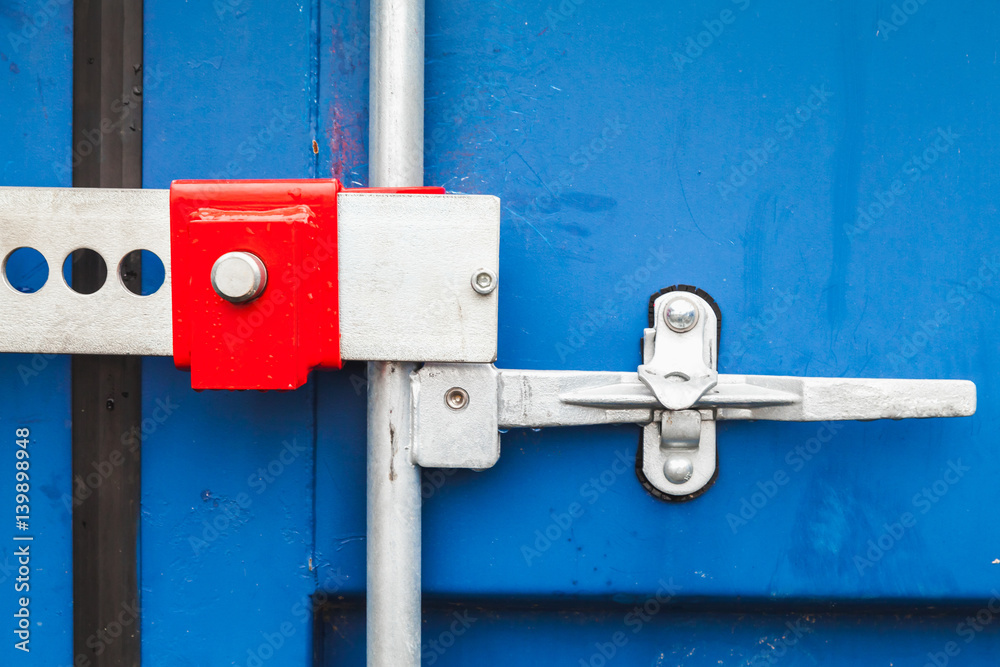Foto Gate valve and lock,  shipping container